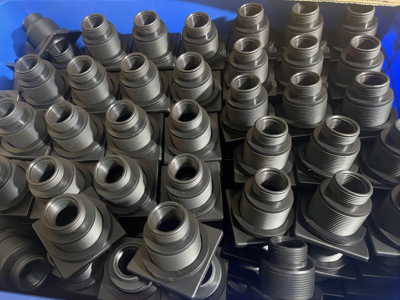 Proyecto de adaptador y junta de sellado para tanques IBC a medida, finalizado y listo para su envío.